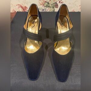 Nina Navy Blue velvet pump heel. Size 7.5